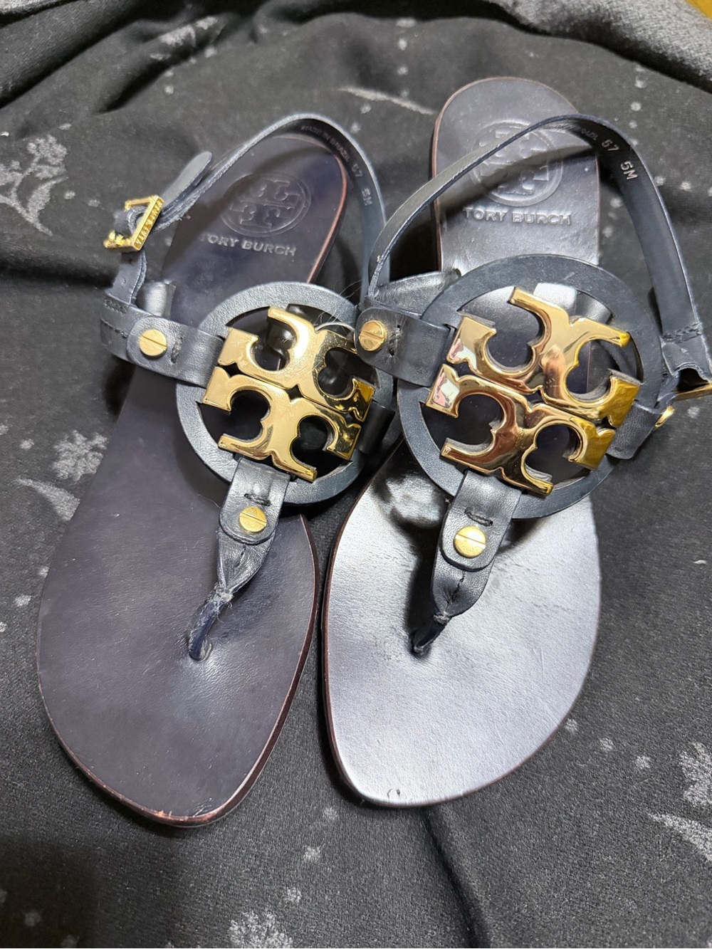 Tory Burch black Leather Thong Sandal kitten heel with Gold Logo